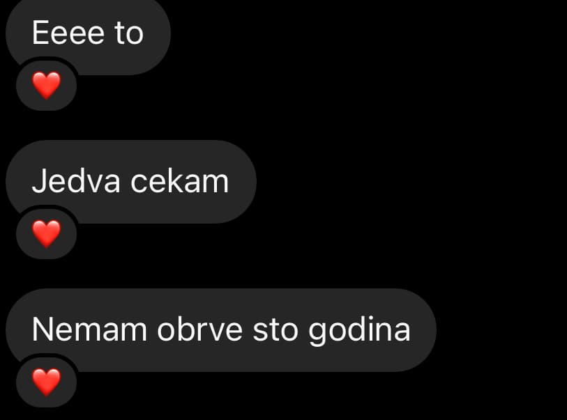 Klijentkinja se raduje tretmanu nakon dugog perioda bez obrva.